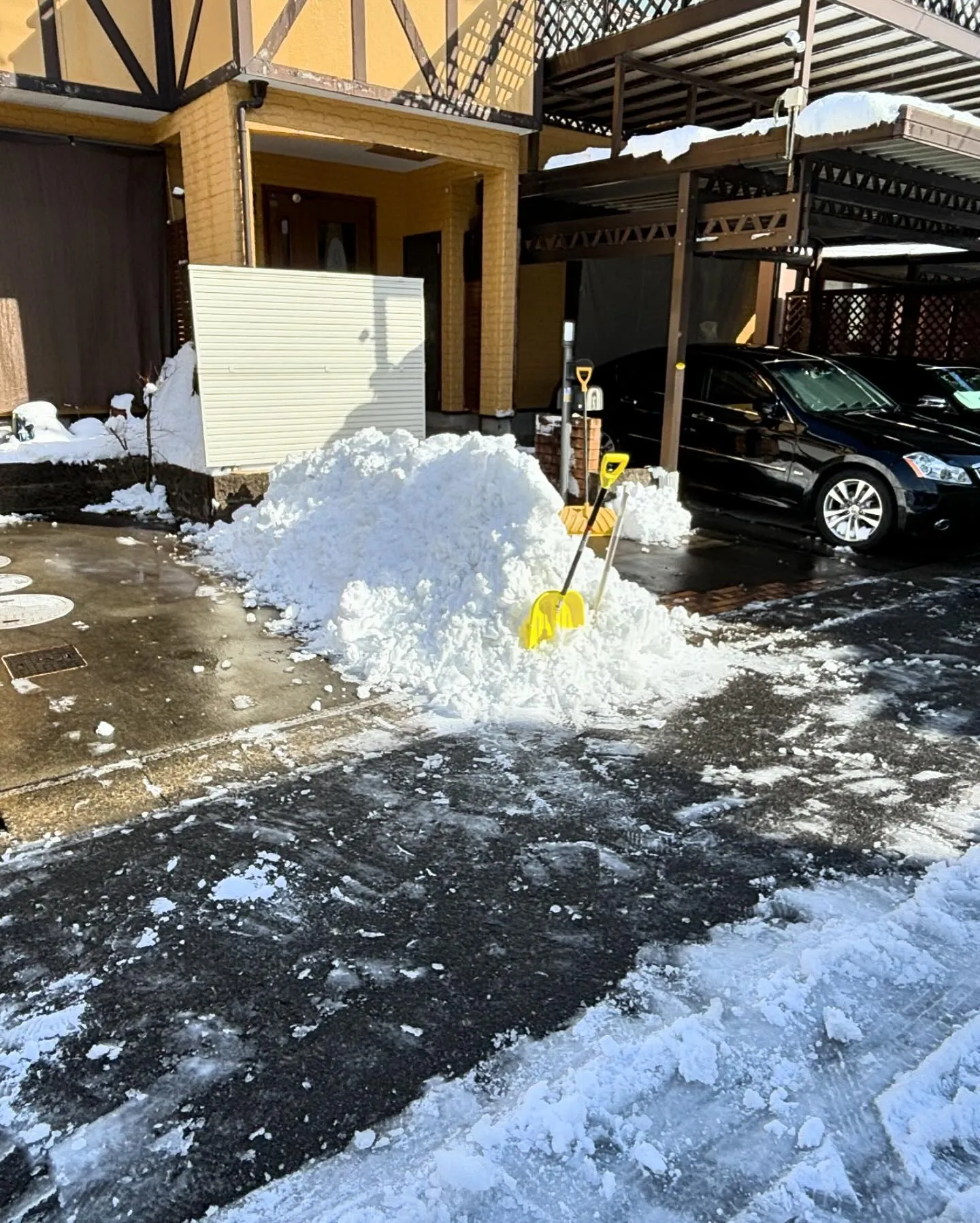 昨日の雪のお陰で雪かきのご依頼を頂きました。